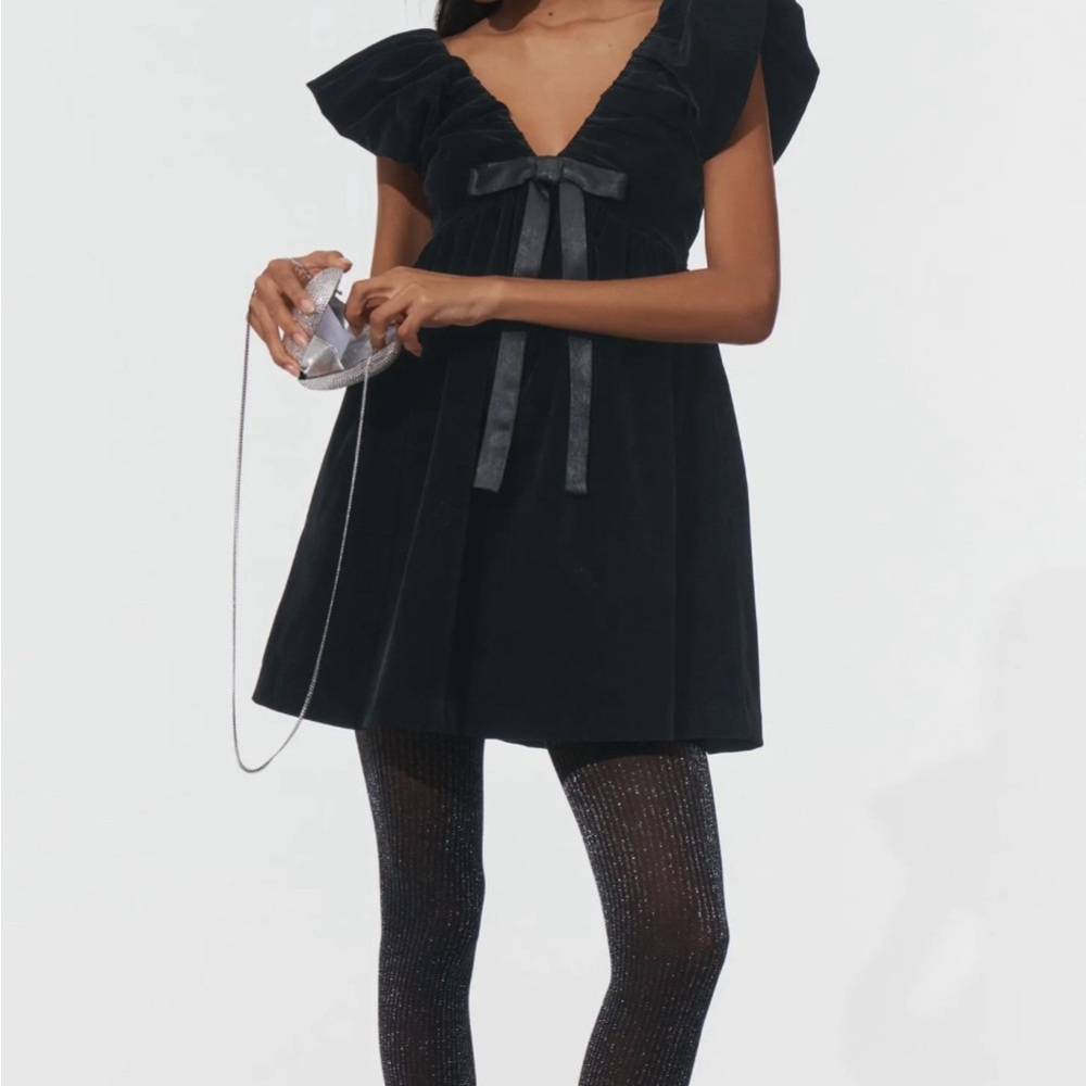 Chic Black Velvet Dress with Bow